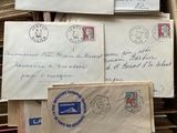 plusieurs enveloppes sont empilées les unes sur les autres