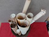 de nombreux rouleaux de papier toilette dans un vase posé sur un tapis rouge