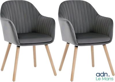 deux chaises grises à pieds en bois et une chaise rembourrée grise
