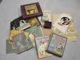 une pile de livres posée par terre à côté d'une bibliothèque