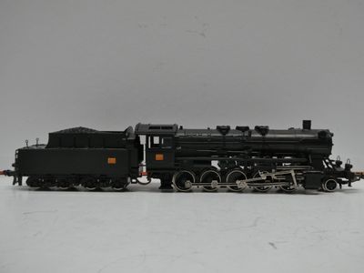 un train noir sur les rails, sur un fond blanc