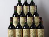 des bouteilles de vin posées sur une table en bois près d'un mur