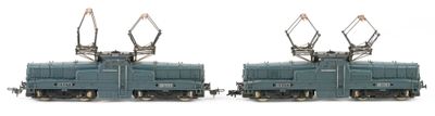 two trains that are sitting side by side on the tracks