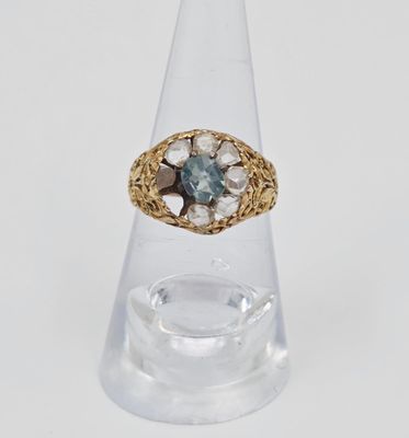 une photo en gros plan d'une bague posée sur un présentoir transparent