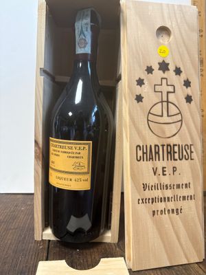 une image représentant une bouteille de vin dans un coffret en bois