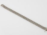 un gros plan d'un bracelet en métal muni d'un fermoir