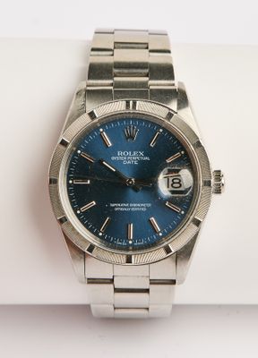une montre qui se trouve au poignet d'une personne