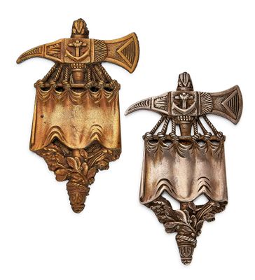 deux objets métalliques posés sur une surface blanche
