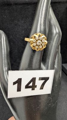 quelqu'un tient une bague sertie d'un diamant