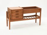 une photo d'une table en bois avec des tiroirs et une étagère