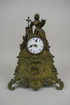 une horloge posée sur une table