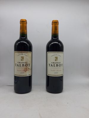 deux bouteilles de vin rouge posées l'une à côté de l'autre