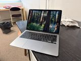 un ordinateur portable posé sur un bureau dans une pièce