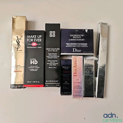 de nombreux produits de maquillage posés sur une table blanche