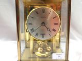 une horloge en or avec des chiffres romains