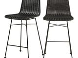 une paire de tabourets de bar en osier noir avec des pieds en métal