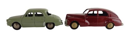 deux voitures jouets assises l'une à côté de l'autre sur une surface blanche