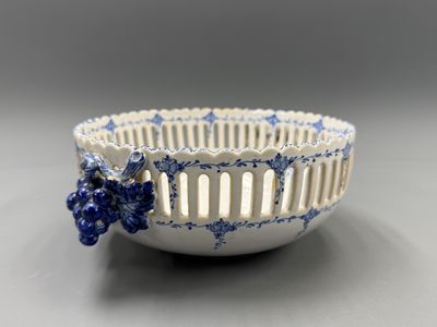 Coupelle en faïence blanc bleu ajourée les prises à décor de…