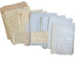 plusieurs vieilles lettres sont empilées sur une surface blanche