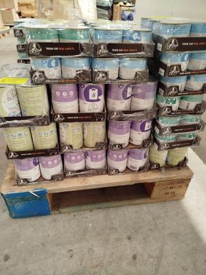 de nombreux types différents de papier toilette empilés sur une palette