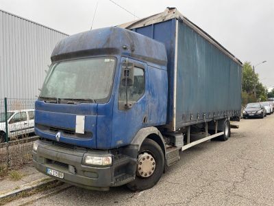 un camion bleu garé sur le bord de la route