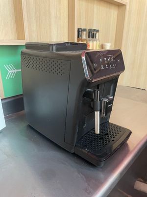 une machine à café noir posée sur le plan de travail d'une cuisine