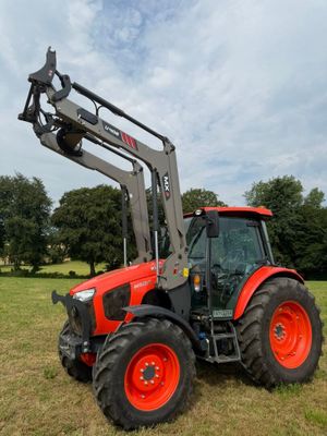 un tracteur qui est garé dans l'herbe