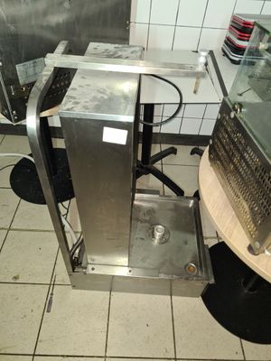 une machine posée sur le sol de la cuisine