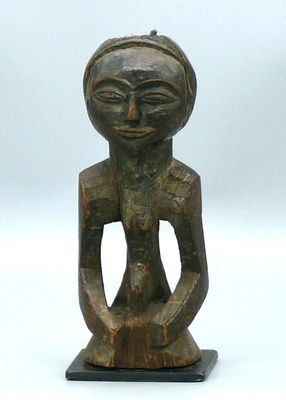 statue d'une femme tenant un bébé dans ses bras