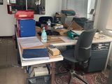 un bureau avec un ordinateur et une chaise dans une pièce