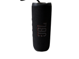 une enceinte noire avec un logo rouge dessus
