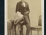 une vieille photo d'un homme en costume posant pour une photo