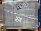 une palette chargée de nombreux cartons dans un entrepôt