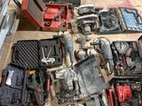 un grand nombre d'outils posés sur le sol