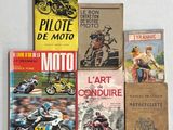 un grand nombre de livres posés sur une table