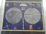 une grande affiche sur laquelle figure une image de la Lune