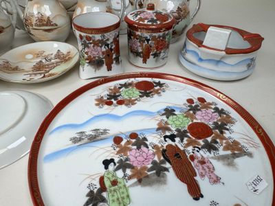 une assiette avec une peinture posée sur une table
