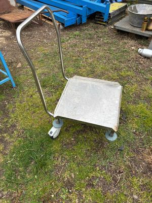 Un chariot à roulette en inox, manque une roulette