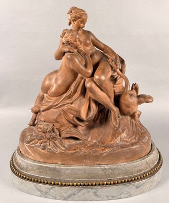 une statue antique en bronze représentant une femme et un chien, posée sur un socle en marbre