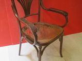 une chaise placée devant un mur rouge