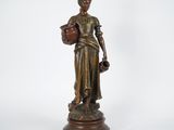 statue en bronze représentant une femme tenant un pot et une cruche
