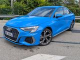une Audi bleue garée sur le bord de la route