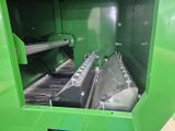 une machine verte qui trône au milieu d'une pièce