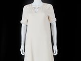 une image représentant un mannequin vêtu d'une robe blanche sur fond noir