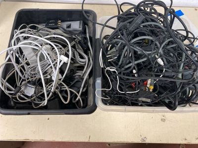 deux bacs posés sur une table, contenant des fils électriques