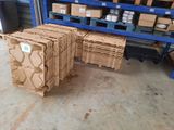 plusieurs cartons empilés les uns sur les autres dans un entrepôt