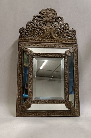 Petit miroir à parcloses en cuivre repoussé de style Louis XIV