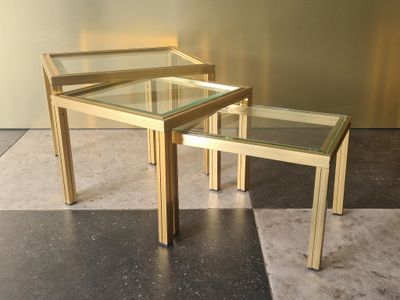 deux tables posées à même le sol, dotées d'un plateau en verre