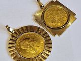 deux pendentifs en forme de pièces d'or sur une surface blanche, avec un fond blanc