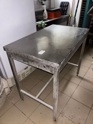 une table placée au milieu d'une cuisine